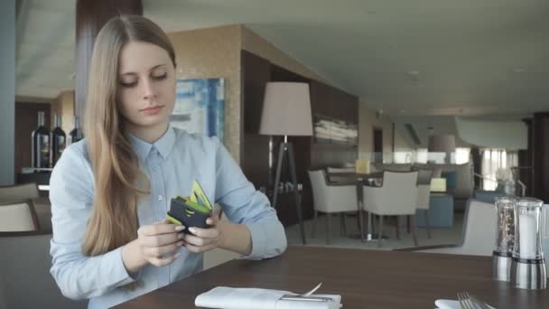 Meisje controleren en praten op een telefoon bij het raam — Stockvideo