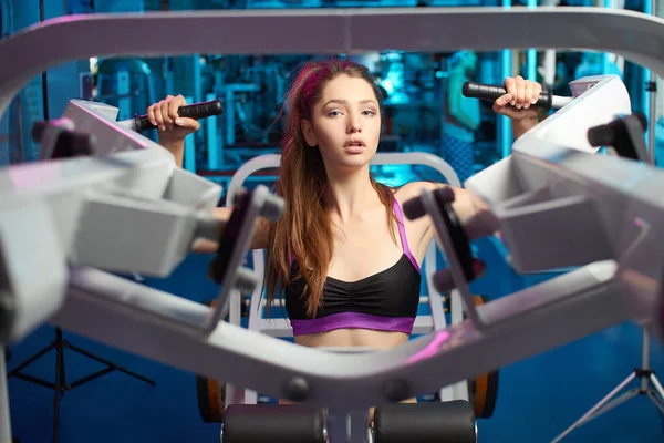 Bella attraente ragazza sensuale femminile prendere fiato durante l'allenamento di fitness in palestra . — Foto Stock
