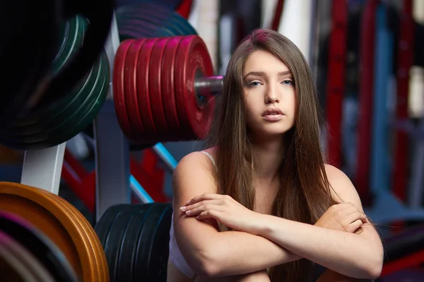 Belle fille sensuelle féminine attrayante prendre souffle pendant l'entraînement de remise en forme à la salle de gym . — Photo