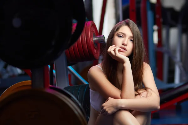 Schöne attraktive feminine sinnliche Mädchen atmen beim Fitnesstraining im Fitnessstudio auf. — Stockfoto