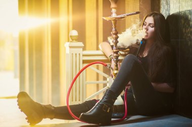 Katta güzel kadın duman nargile