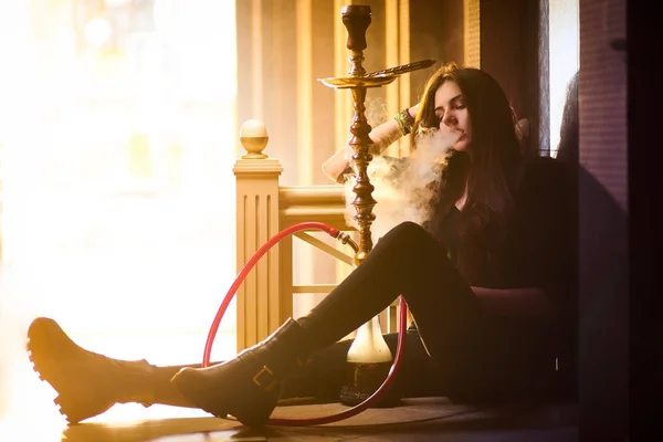 Krásná žena kouře vodní dýmka na podlaze — Stock fotografie
