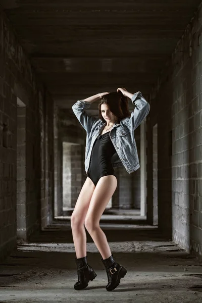 Hermosa chica vistiendo cuerpo y chaqueta jeans —  Fotos de Stock