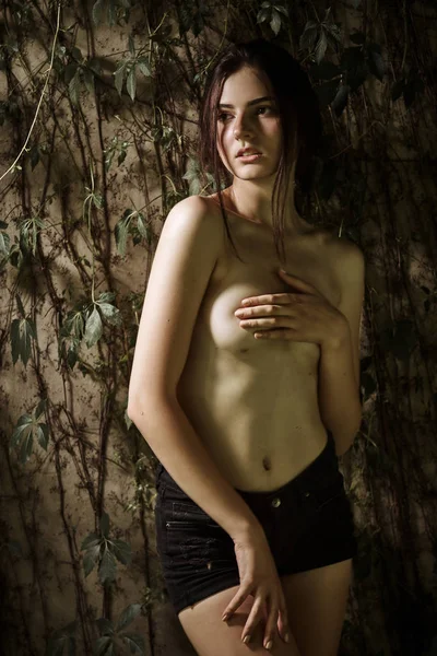 美しい若い女性の官能的な写真撮影 — ストック写真