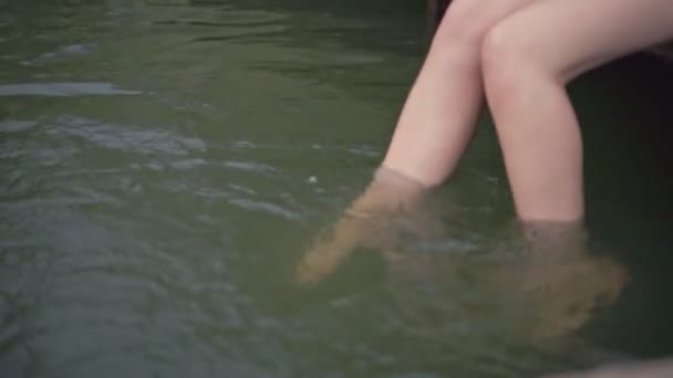 Bella giovane donna riposare a piedi nudi su un piccolo molo — Video Stock