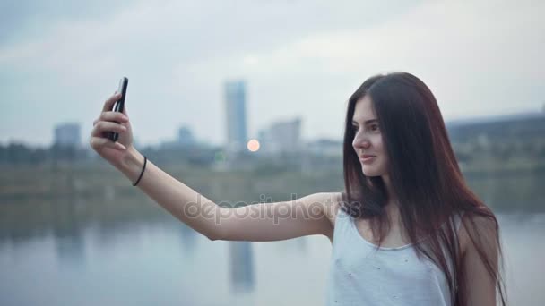 Kobieta, strzelanie sobie na telefonie podczas spaceru — Wideo stockowe