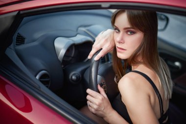 Güzel kız sit direksiyonuna göz kulak