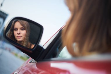 Güzel kız oturup aynaya bakmak arabada