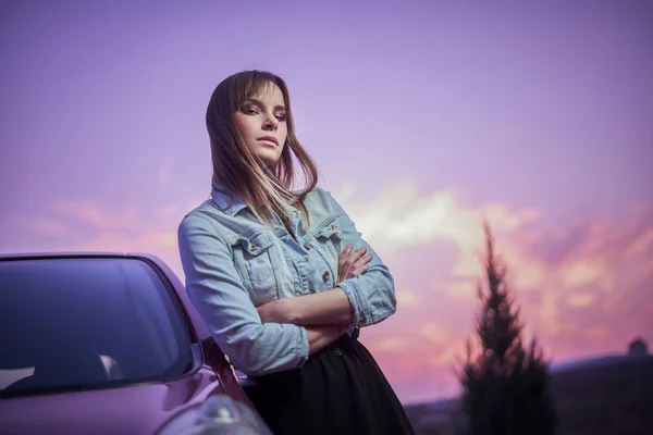 Beautiful girl fashionably stand near car — Stock Photo, Image