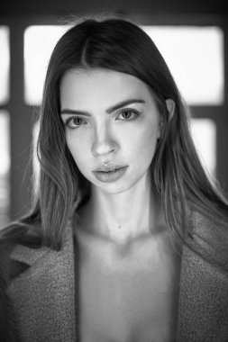 Model klasik test çekim sırasında stüdyoda poz