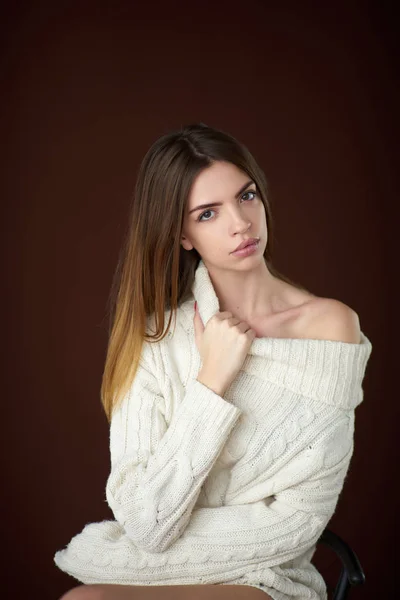 Model posing in studio during classic test shoot — Stock Photo, Image