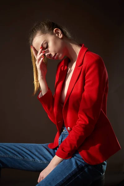 Model posing in studio during classic test shoot — Stock Photo, Image