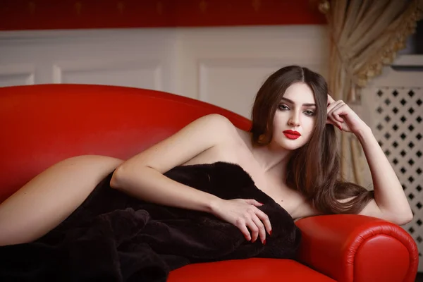 Bella donna con i capelli lunghi sensuale lingerie studio photoshoot — Foto Stock