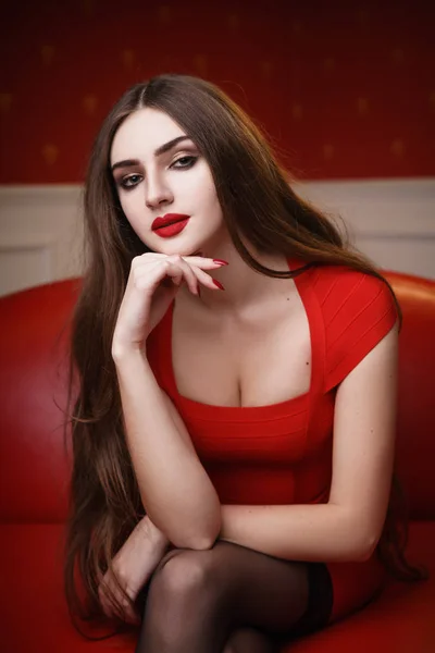 美丽的女人，长发性感红裙和长袜摄影棚 — 图库照片