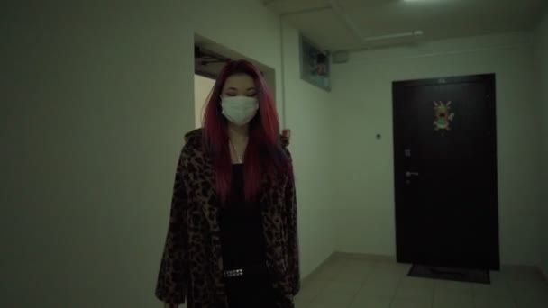 Hermosa joven asiática chica en médico máscara ropa caminar sombrío oscuro corredor — Vídeos de Stock