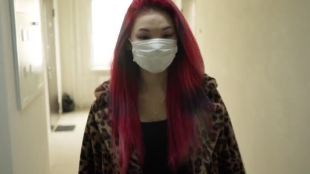 Beautiful young asian girl in medical mask clothing walk gloomy dark corridor — Stock Video