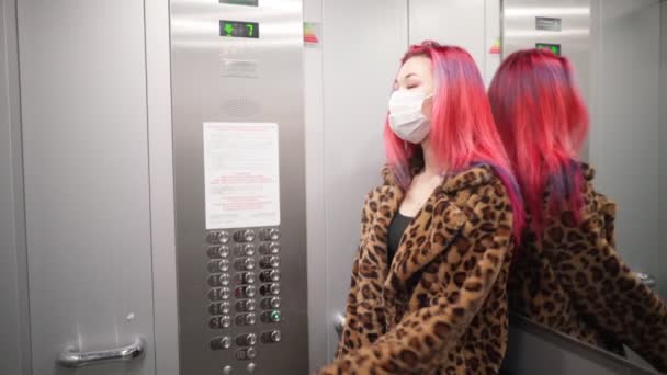 Bela jovem ásia menina médico máscara passeio elevador apartamento casa — Vídeo de Stock