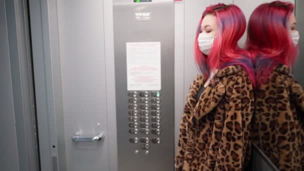 Güzel Asyalı genç kız sağlık maskeli asansörlü apartman dairesi — Stok video