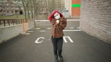 Güzel Asyalı kız, siyah saçlı, maske takan, caddede yürüyen..