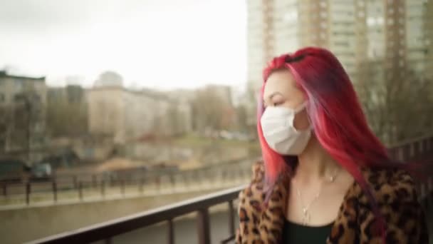 Beautiful young asian girl with colored hair in medical mask walk street. — Stock Video