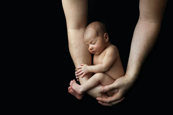 新出生的赤身裸体婴儿手握黑色背景 新生儿抱着爸爸强壮的胳膊 父亲与子女的关系 — 图库照片