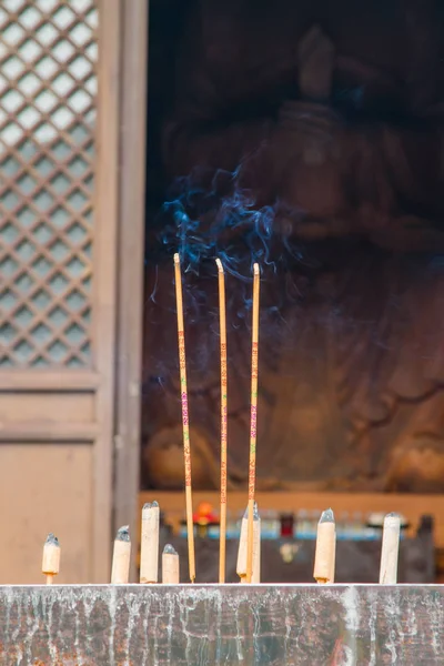 Queima de incenso na frente de Buda — Fotografia de Stock