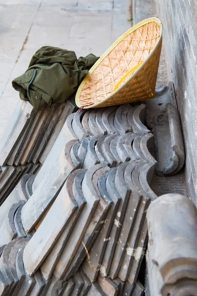 Break time for shingle worker — Stock Photo, Image