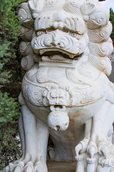大規模な石造りのライオン — ストック写真