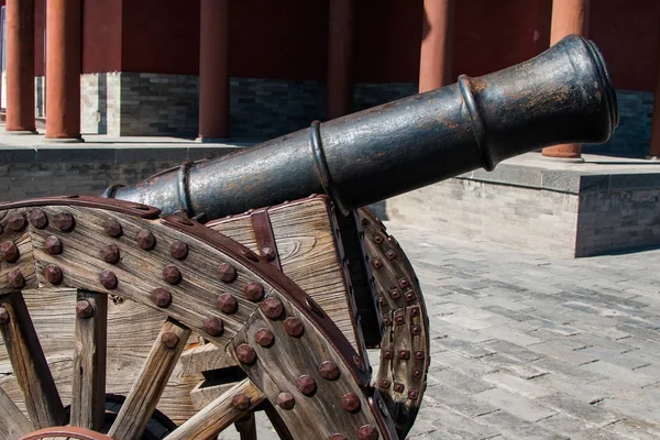 Canon rouillé sur chariot à roues en bois . — Photo