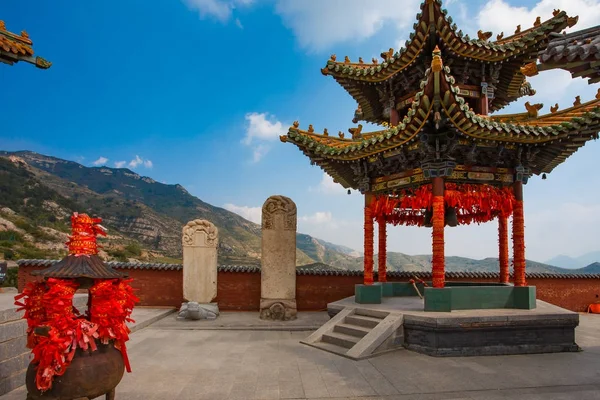 Cour du Temple avec vue sur la montagne — Photo