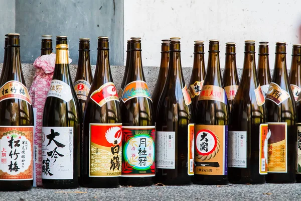 Reihen von Sake-Flaschen lizenzfreie Stockfotos