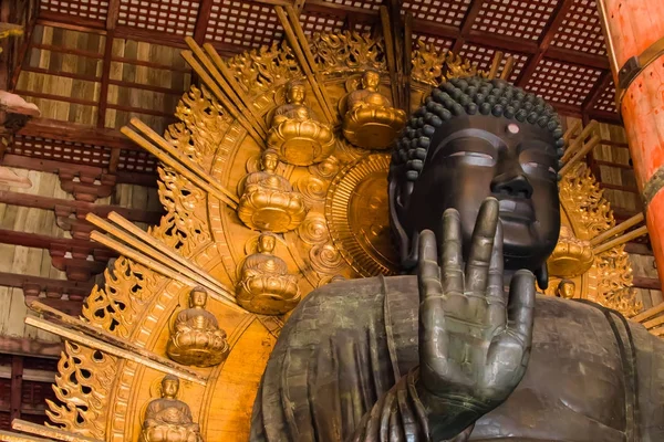 Giant sittande Buddha-statyn — Stockfoto