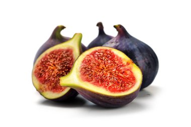 Beyaz arka planda yeni incirler