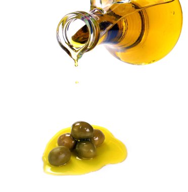bir şişeden dökme zeytinyağı