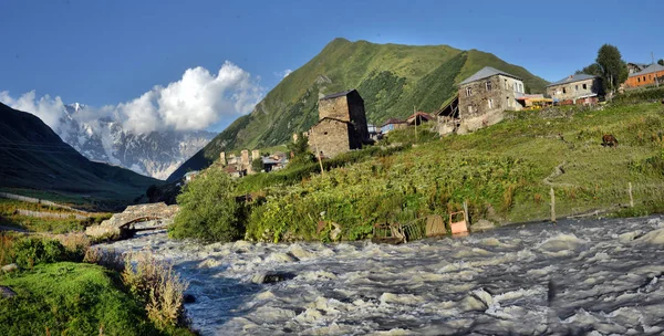 Landschap met bergen van de Kaukasus Sjchara — Stockfoto