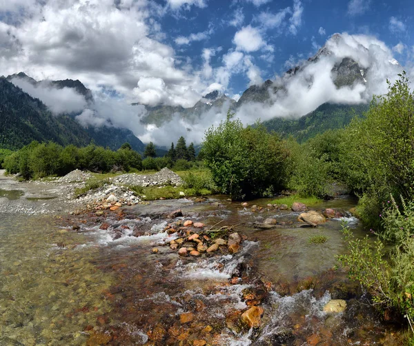 Paesaggio montano con fiume di montagna — Foto Stock