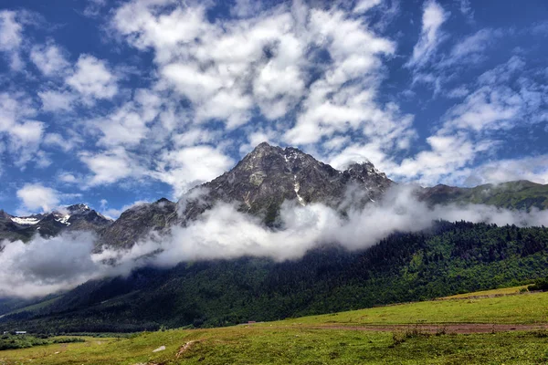 Paisagem de montanha com rio de montanha — Fotografia de Stock