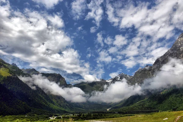 Paisagem de montanha com rio de montanha — Fotografia de Stock