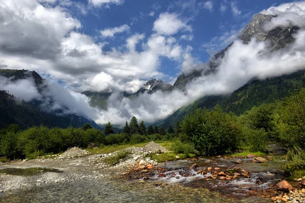 Гірський пейзаж з гірською річкою — стокове фото