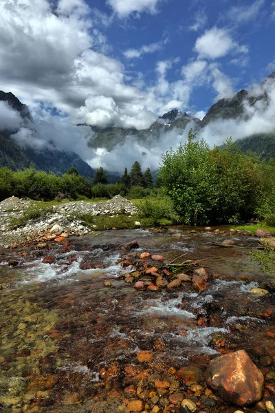 Berglandschap met bergrivier — Stockfoto