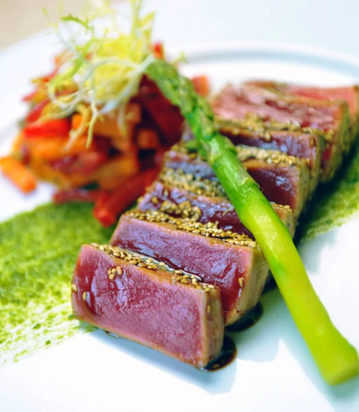 Pół pieczony tuńczyk z duszonymi warzywami — Zdjęcie stockowe