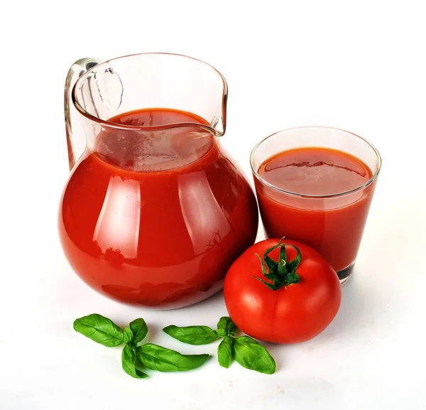 水差し、トマト ジュース、緑の葉と果物のガラス — ストック写真