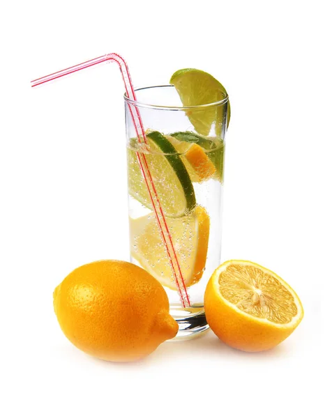 柠檬和一杯柠檬水 — 图库照片