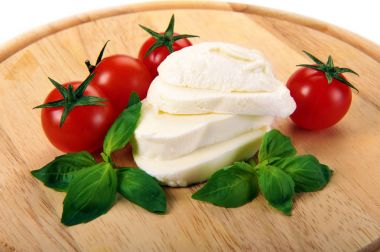 Mozzarella peyniri, domates, fesleğen