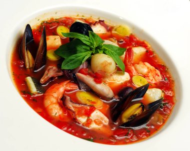 Deniz ürünleri ve balıklı domates çorbası.