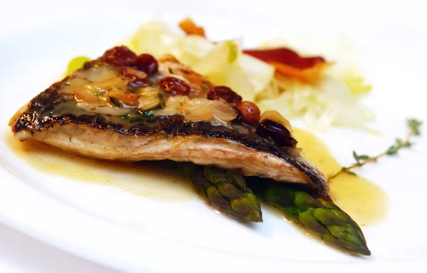 Branzino con asparagi e uva passa — Foto Stock