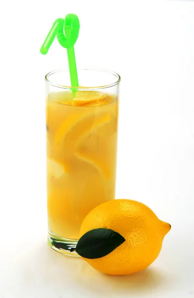 Lemon juice in a glass and an lemon — Stock Photo, Image