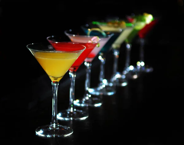 Cocktails em copos de martini — Fotografia de Stock