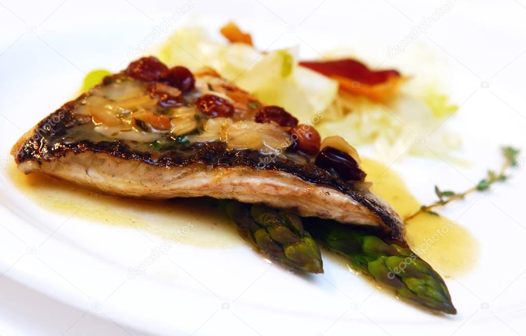 Sea bass with an asparagus and raisin