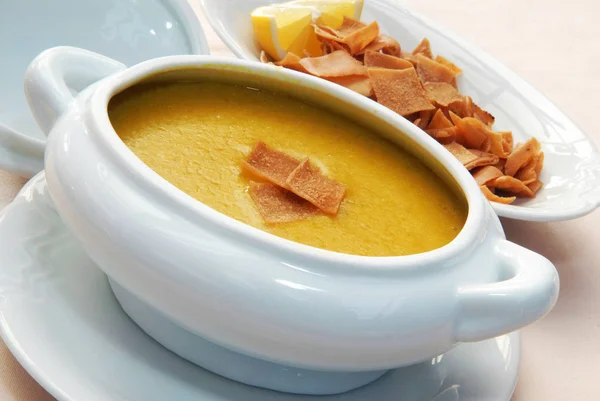 Sopa de lentilha com biscoitos — Fotografia de Stock